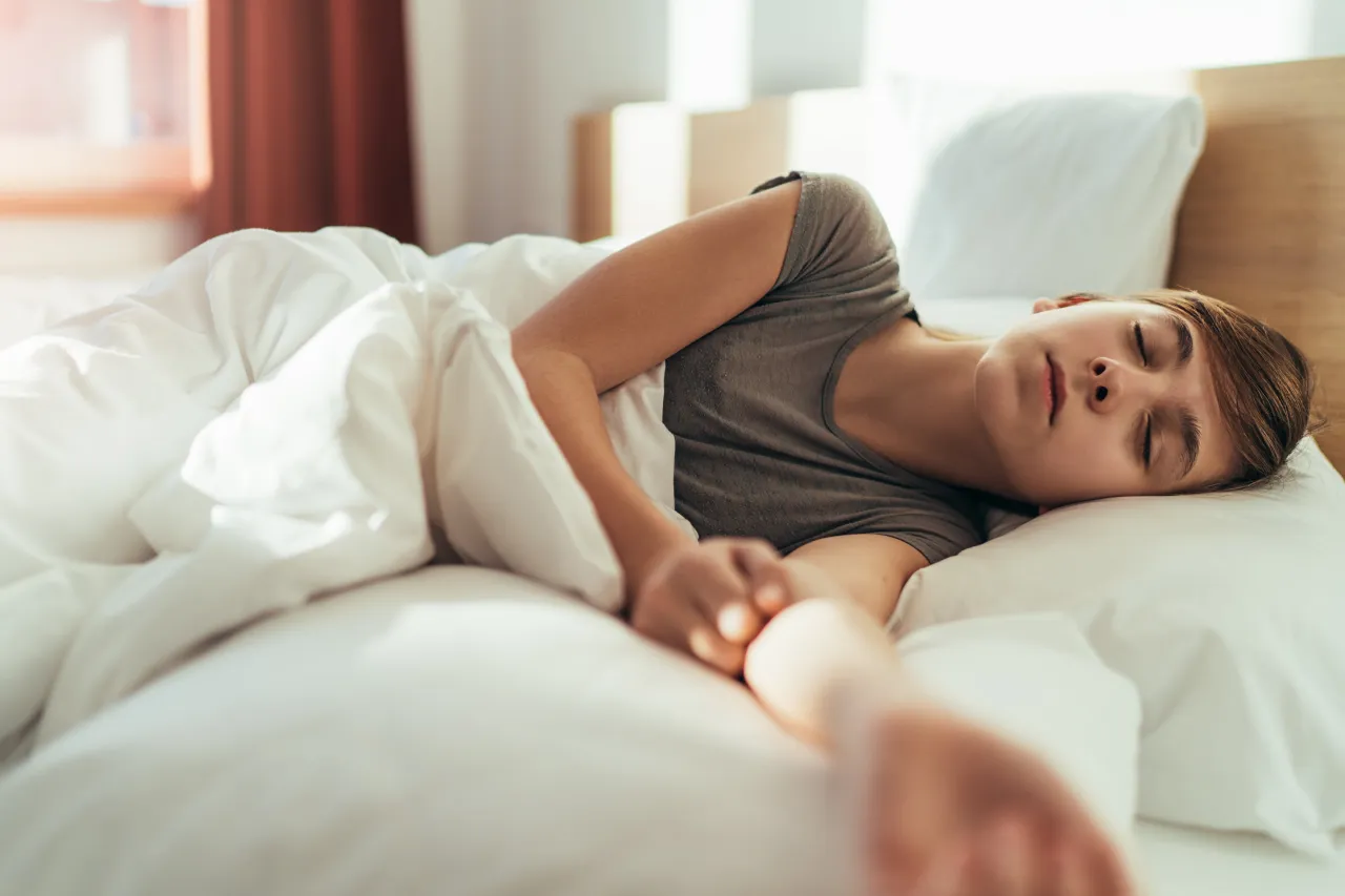 nastolatek śpiący na materacu zdrowy kręgosłup