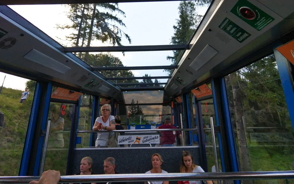 Wagonik kolejki na Gubał&oacute;wkę widok z wnętrza