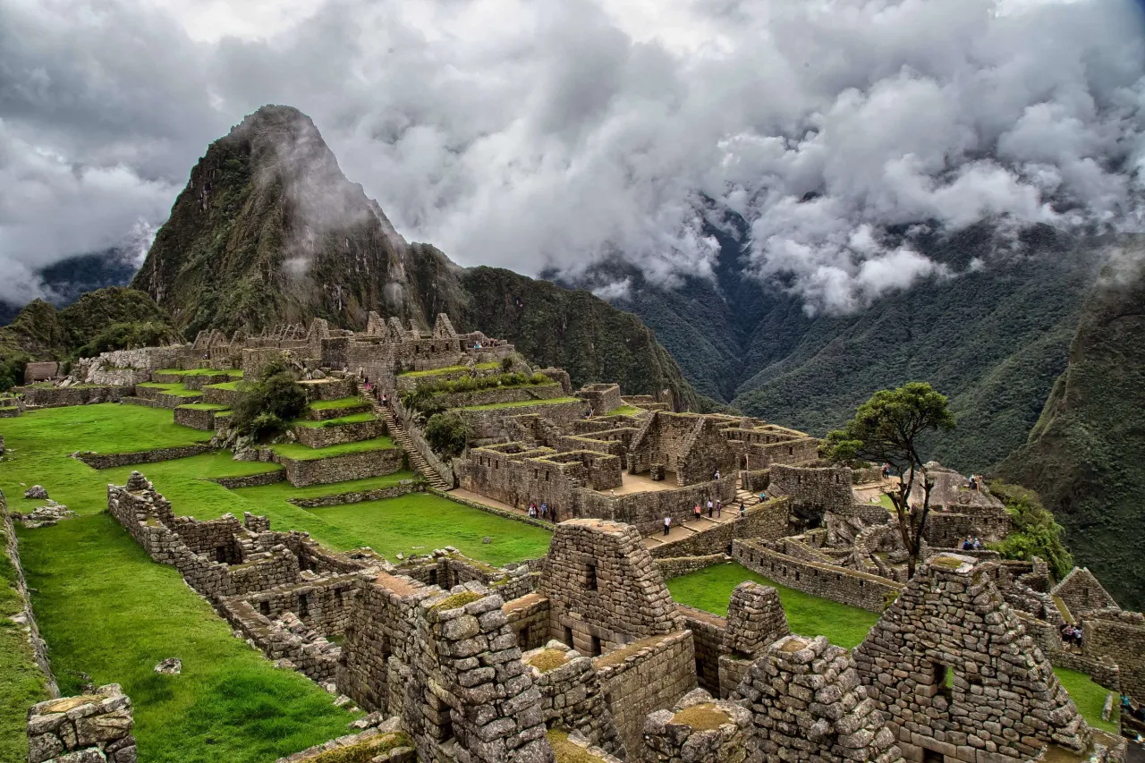 Machu Picchu, otoczone mgłą i g&oacute;rami, to najpiękniejsze miejsce na ziemi. Ruiny Ink&oacute;w na zielonych tarasach.