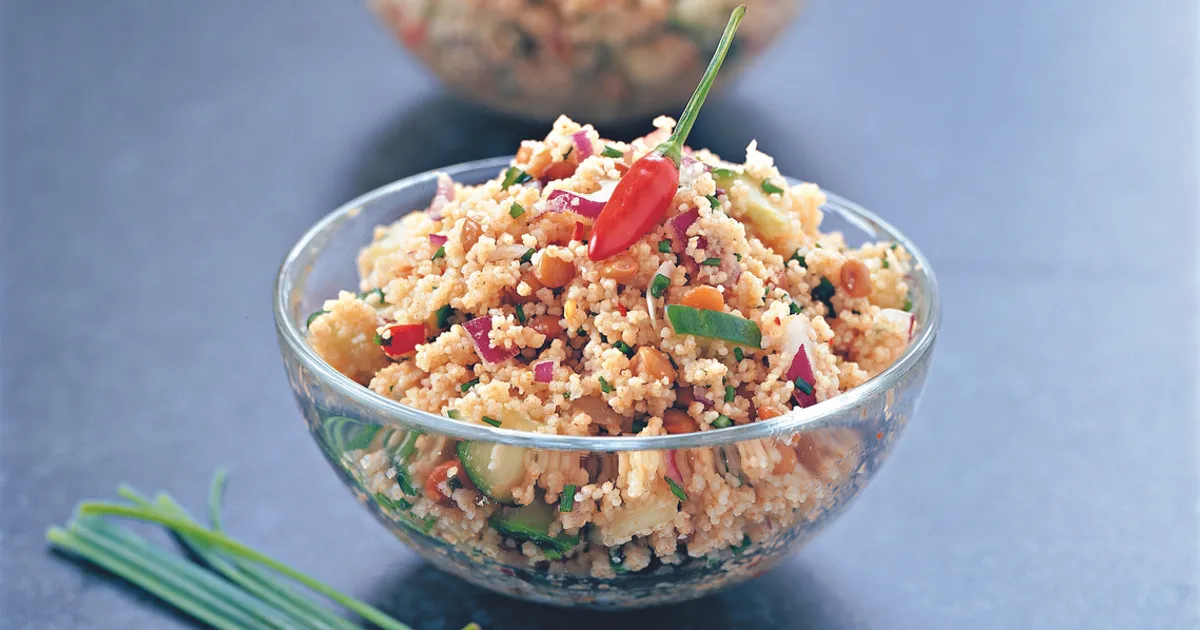 moderne Salate wie Couscous-Salat und Linsensalat in modernen Schalen