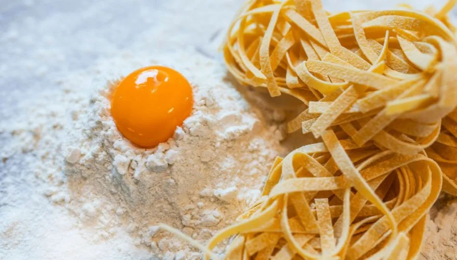 domowy makaron składniki i kopiec mąki