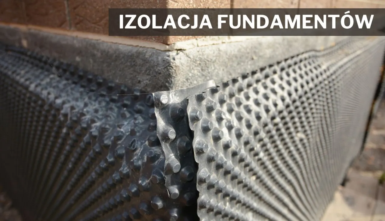 Izolacja fundamentów z użyciem folii kubełkowej. To kluczowy etap budowy, chroniący przed wilgocią.
