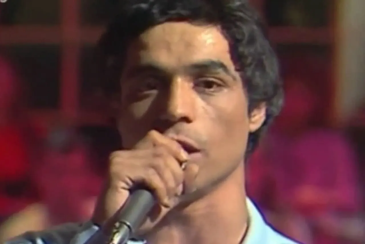 Zdjęcie ¿De quién es la canción me quedo contigo y su impacto emocional?