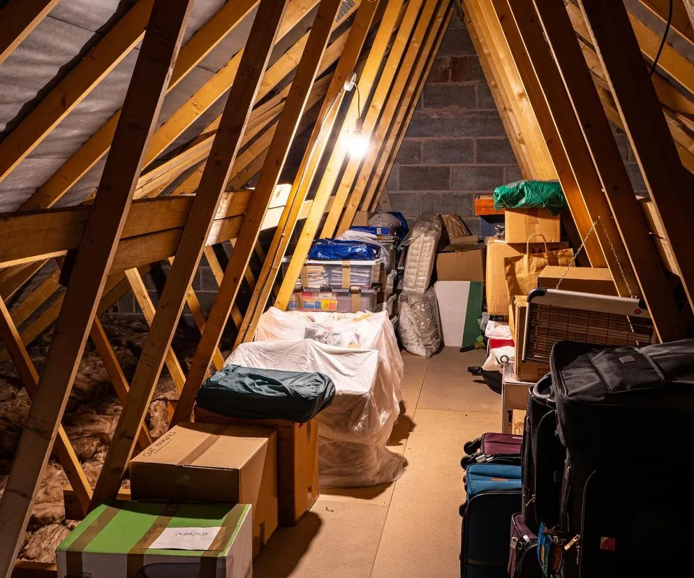 Zdjęcie Jak przechowywać ubrania na strychu, aby uniknąć ich zniszczenia