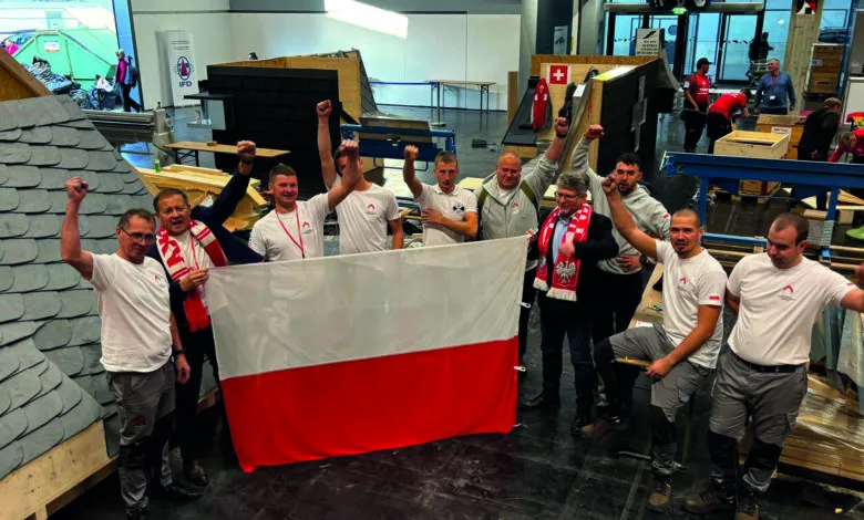 Młody dekarz na szkoleniu z mistrzem