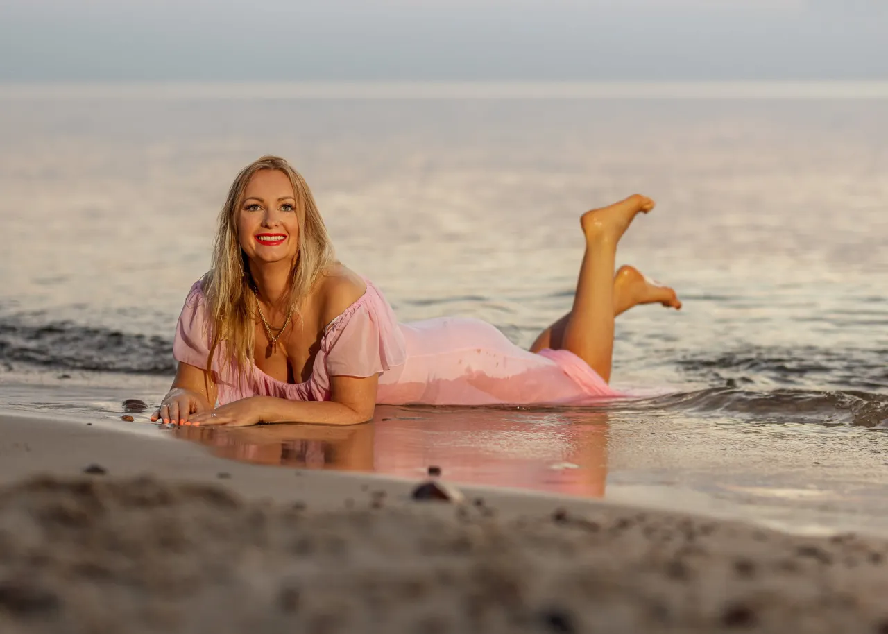 pozowanie do zdjęć nad morzem sylwetka