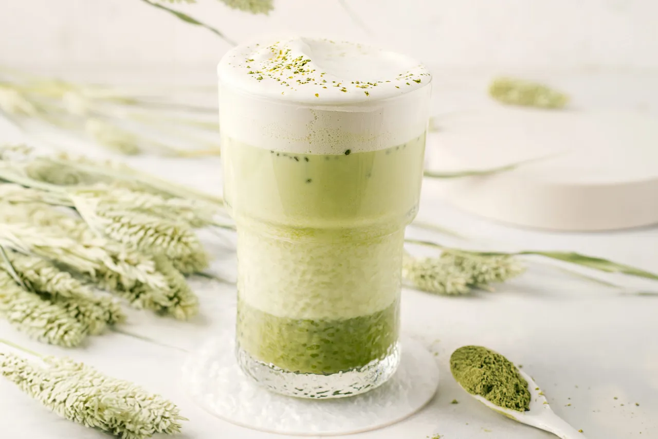 Różne wariacje matcha latte w kubkach