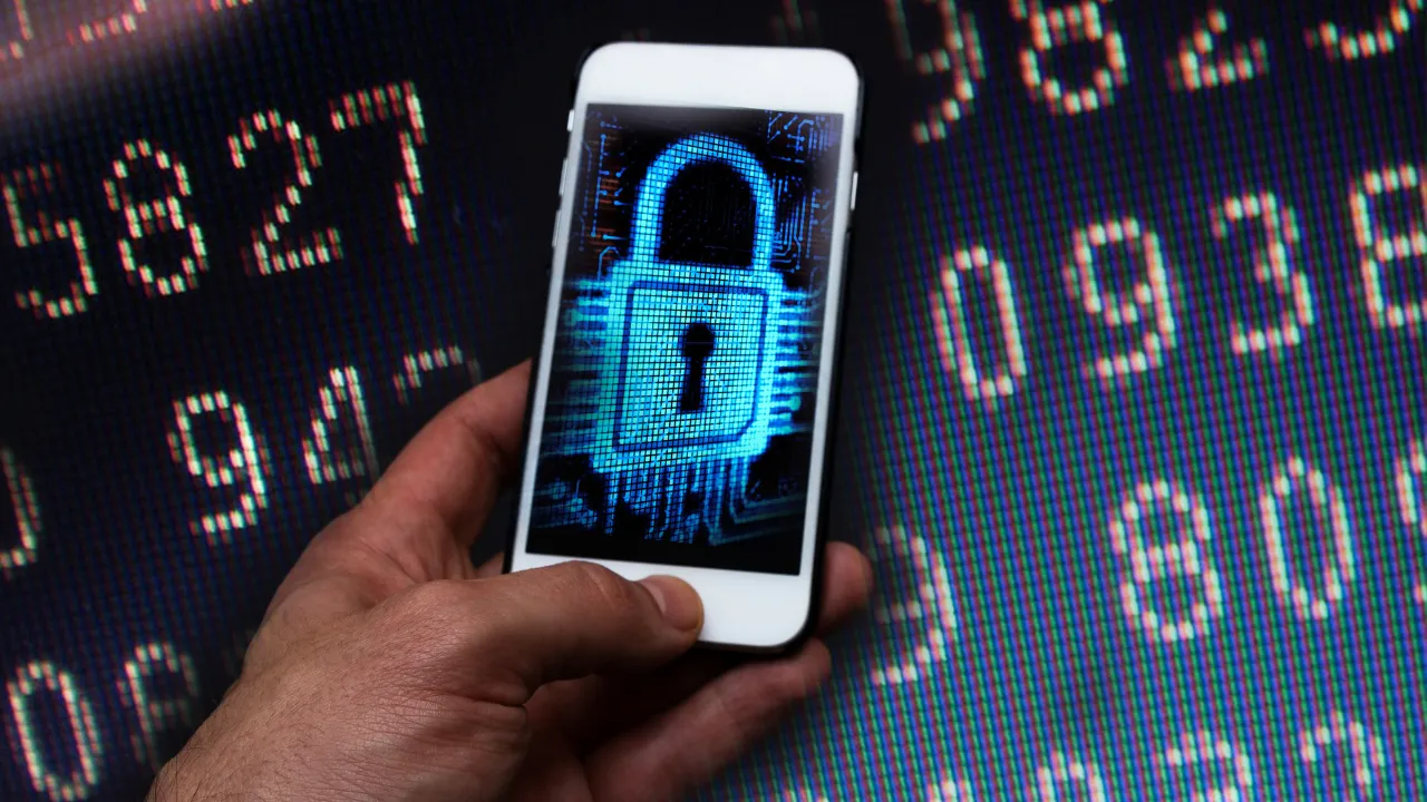 smartfon z ikoną aktualizacji bezpieczeństwa przeglądarki