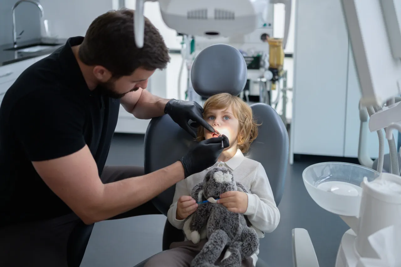 dziecko boi się dentysty, rodzic pociesza