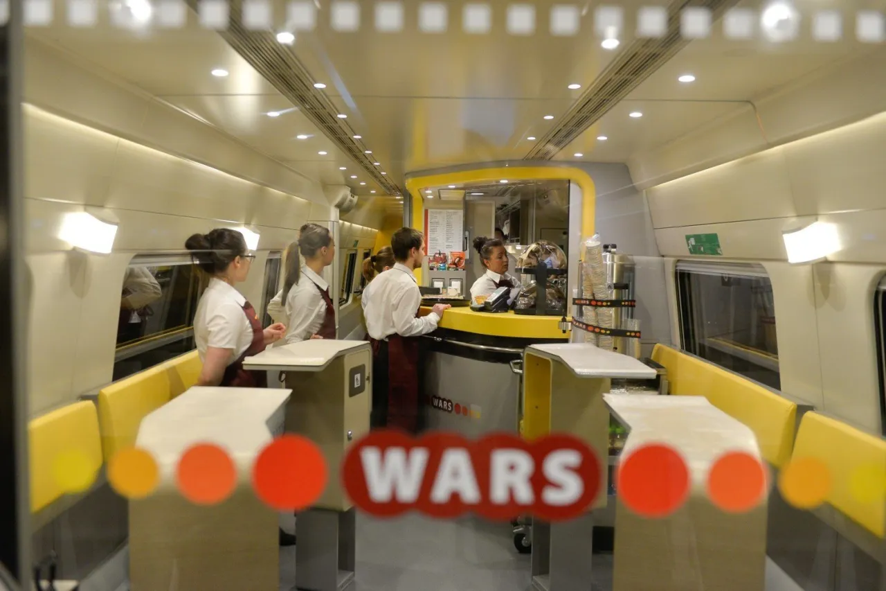 W wagonie TLK działa punkt gastronomiczny WARS. Obsługuje go uśmiechnięty personel.