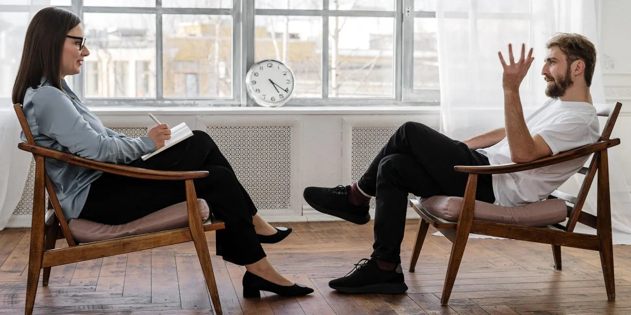 sesja terapeutyczna pacjent i psychoterapeuta