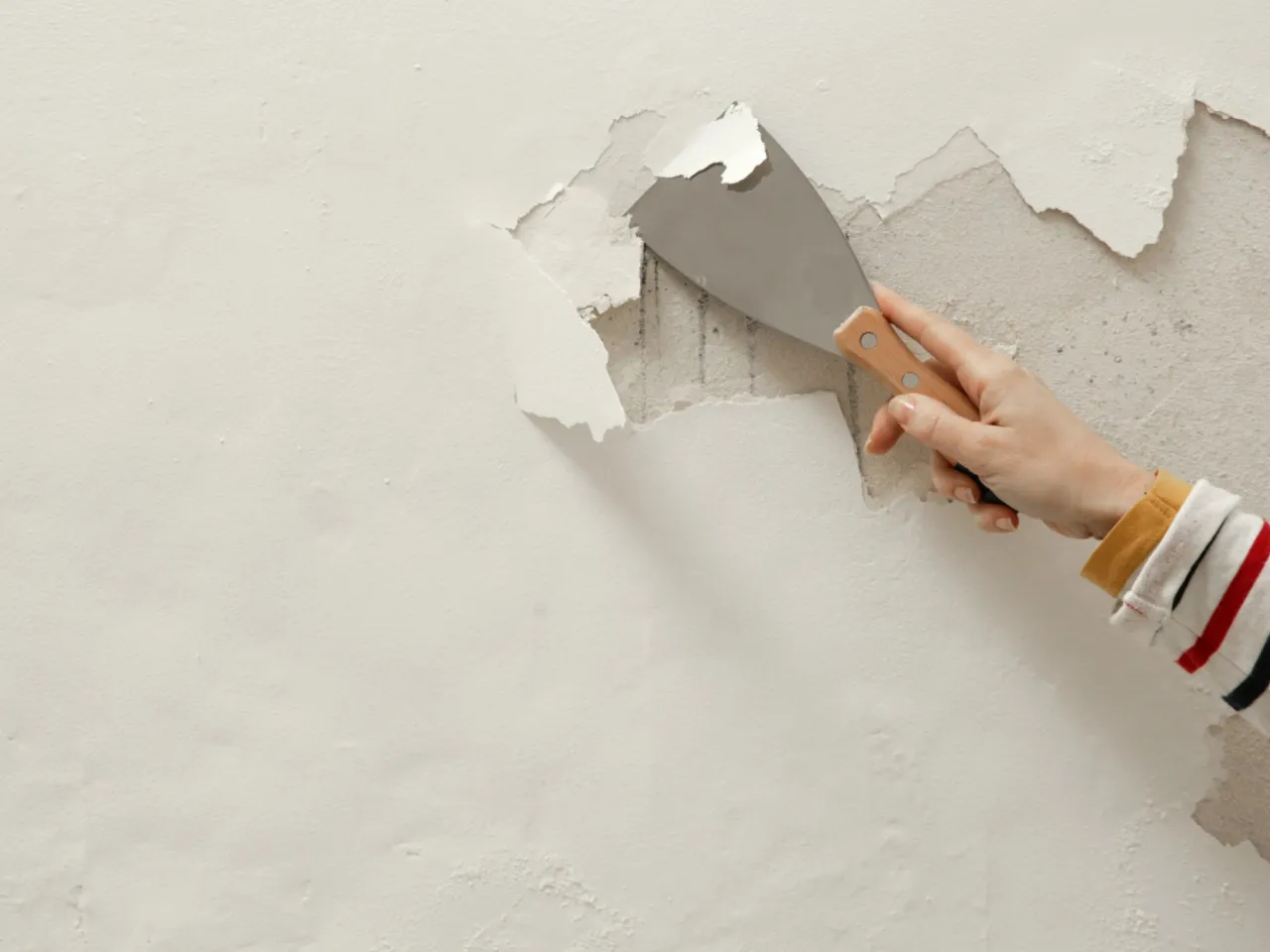 Usuwanie tynku mozaikowego młotowiertarką