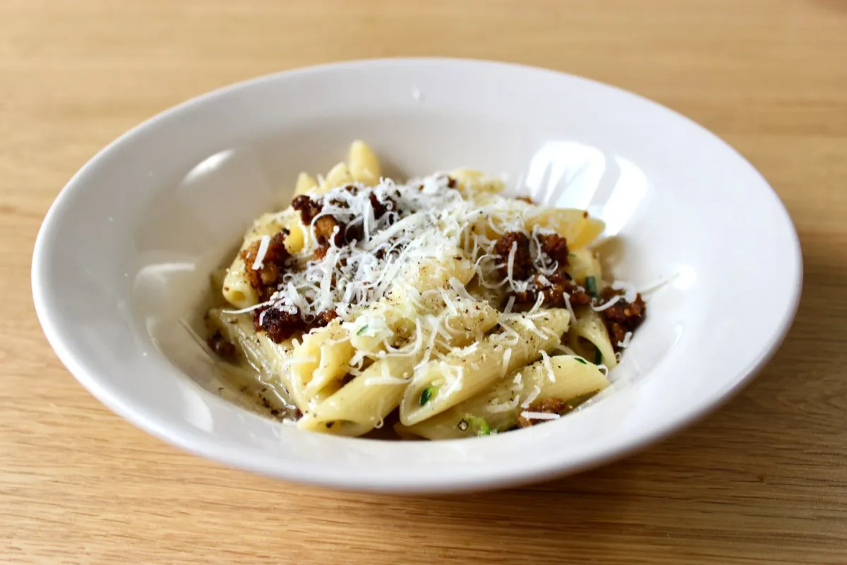 wegetariańska carbonara z wędzonym tofu i cukinią