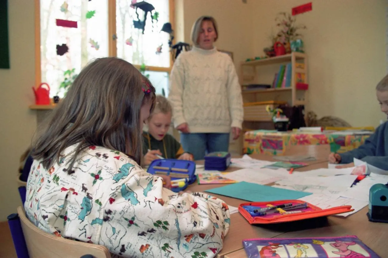 Rodzic z dzieckiem przeglądający listę wyprawki do przedszkola