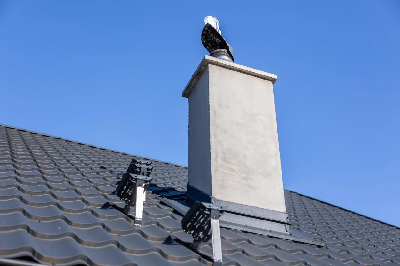opierzenie komina na dachu skośnym szczeg&oacute;ły