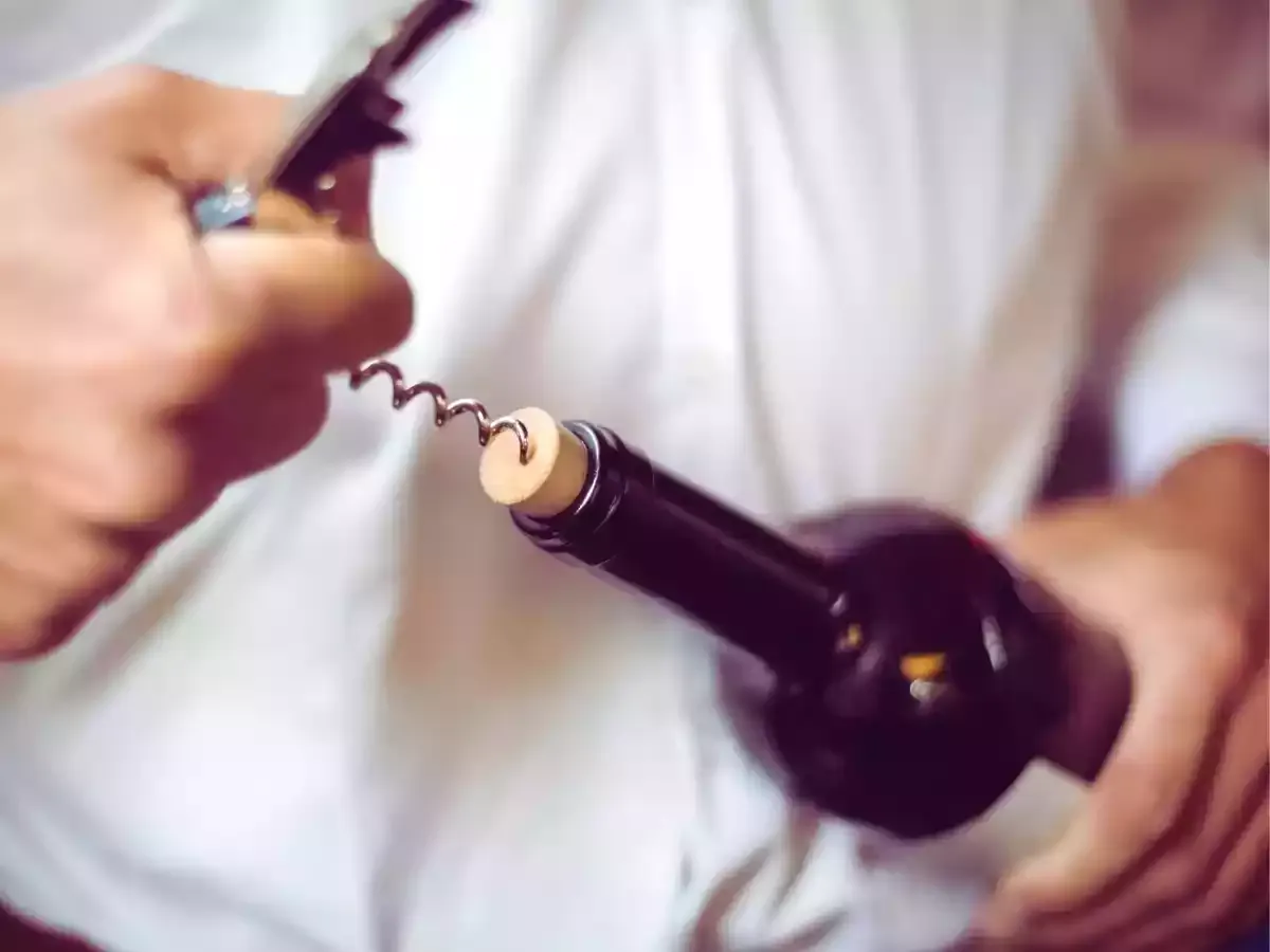 złamany korek w butelce wina