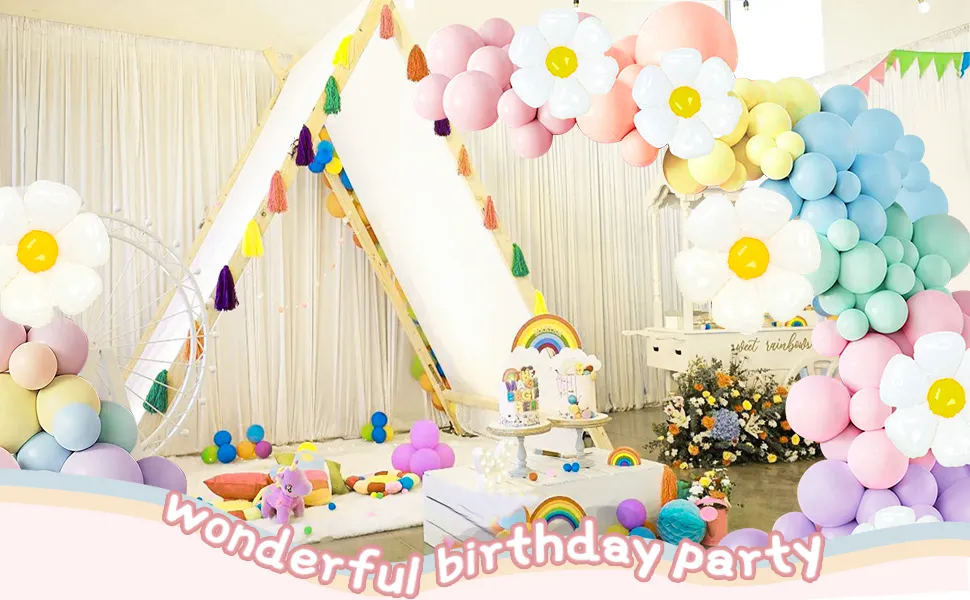 girlanda balonowa z dekoracjami i kwiatami