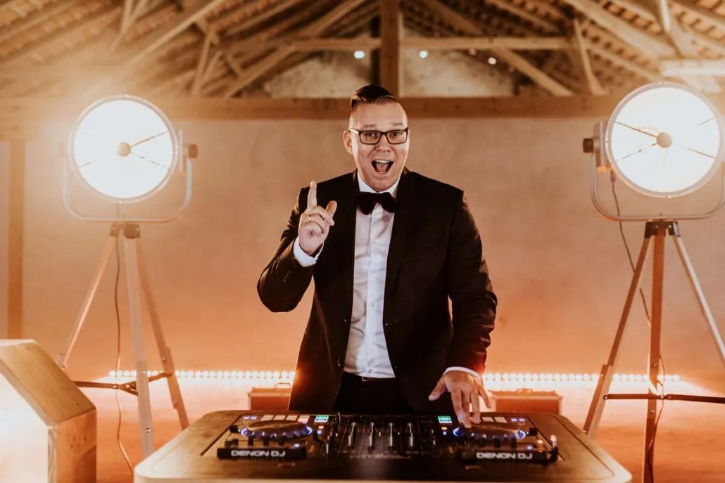 DJ na wesele grający na konsoli