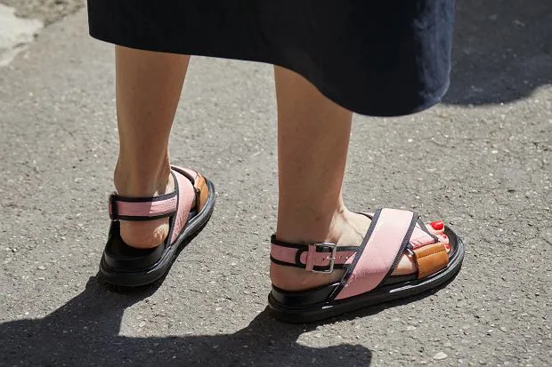 przykłady sandał&oacute;w na haluksy cechy