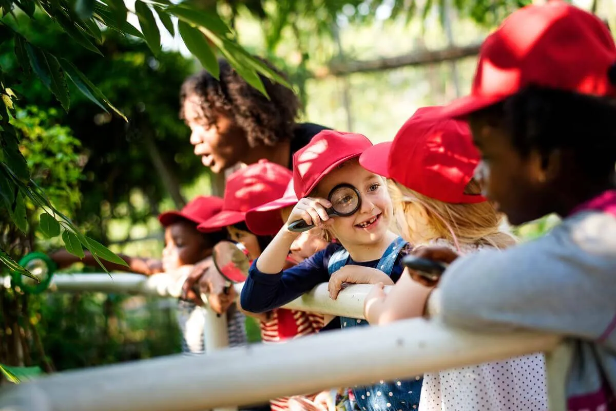 wychowawca na kolonii z dziećmi, bezpieczeństwo dzieci na obozie