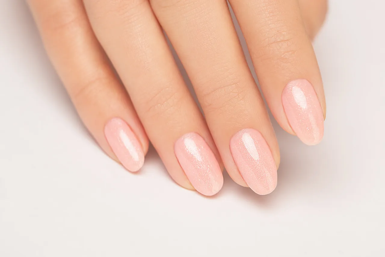 uniwersalne kolory paznokci nude beż r&oacute;ż