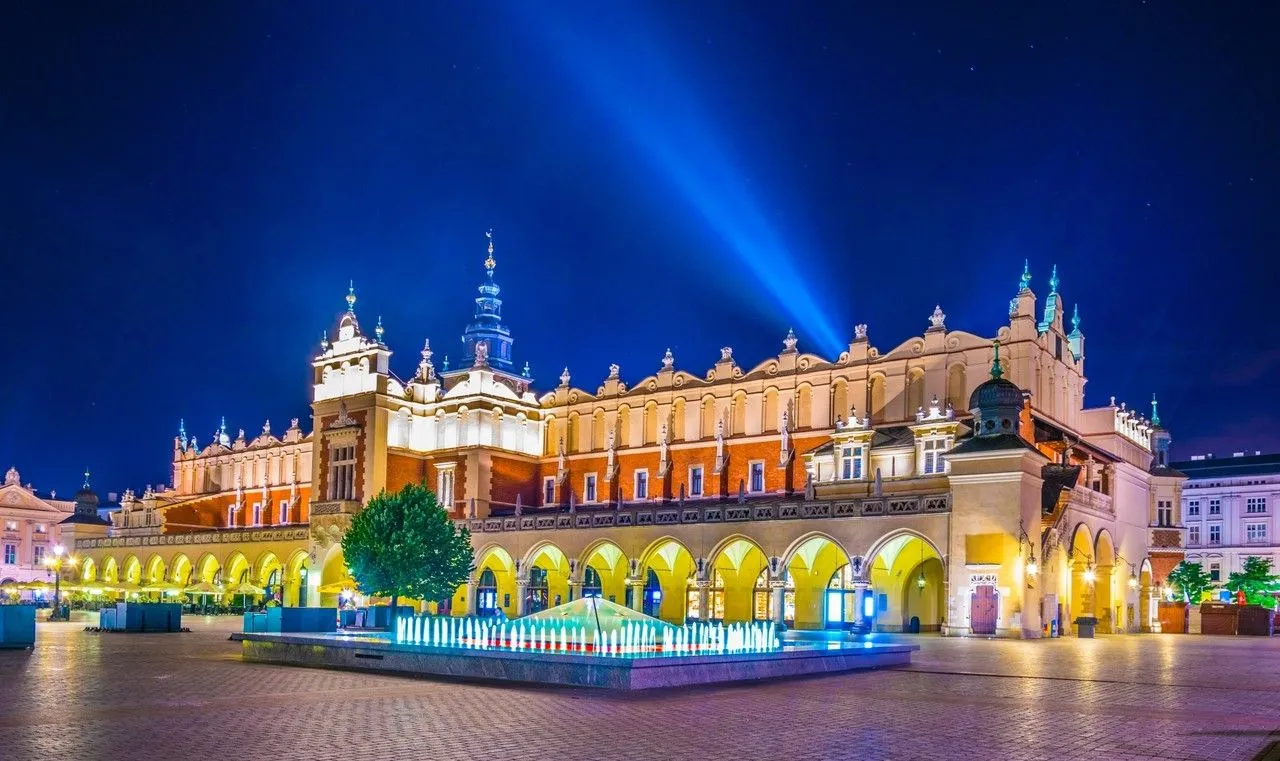 Kraków Rynek Główny Sukiennice nocą