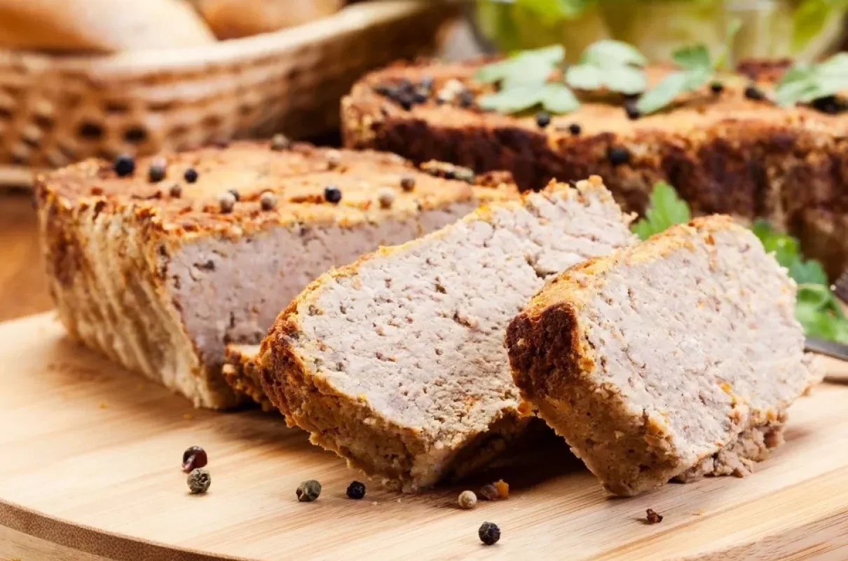 Pasztet drobiowy upieczony w keksówce w kąpieli wodnej