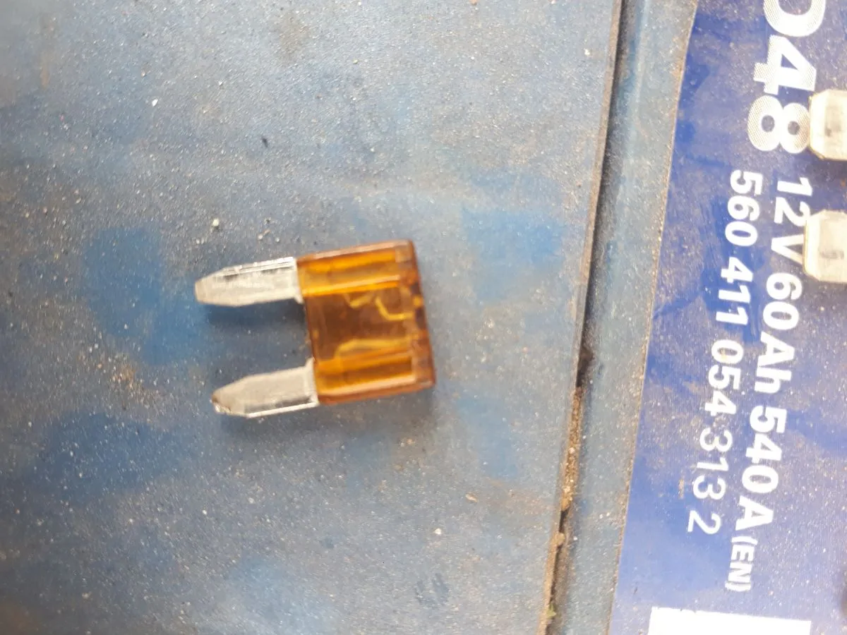 Pomarańczowy bezpiecznik samochodowy, który jest od świateł.