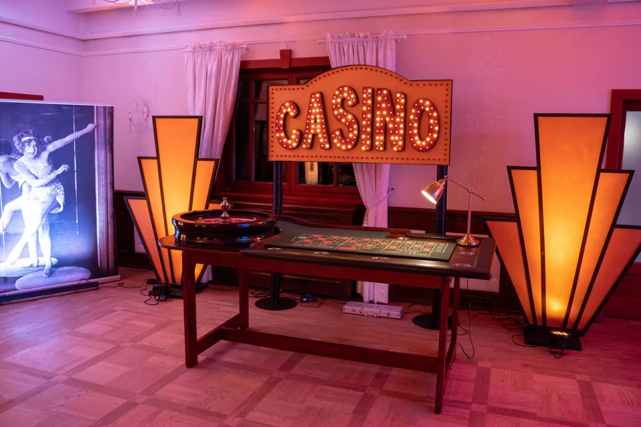 Dekoracja stołu impreza lata 20. Gatsby