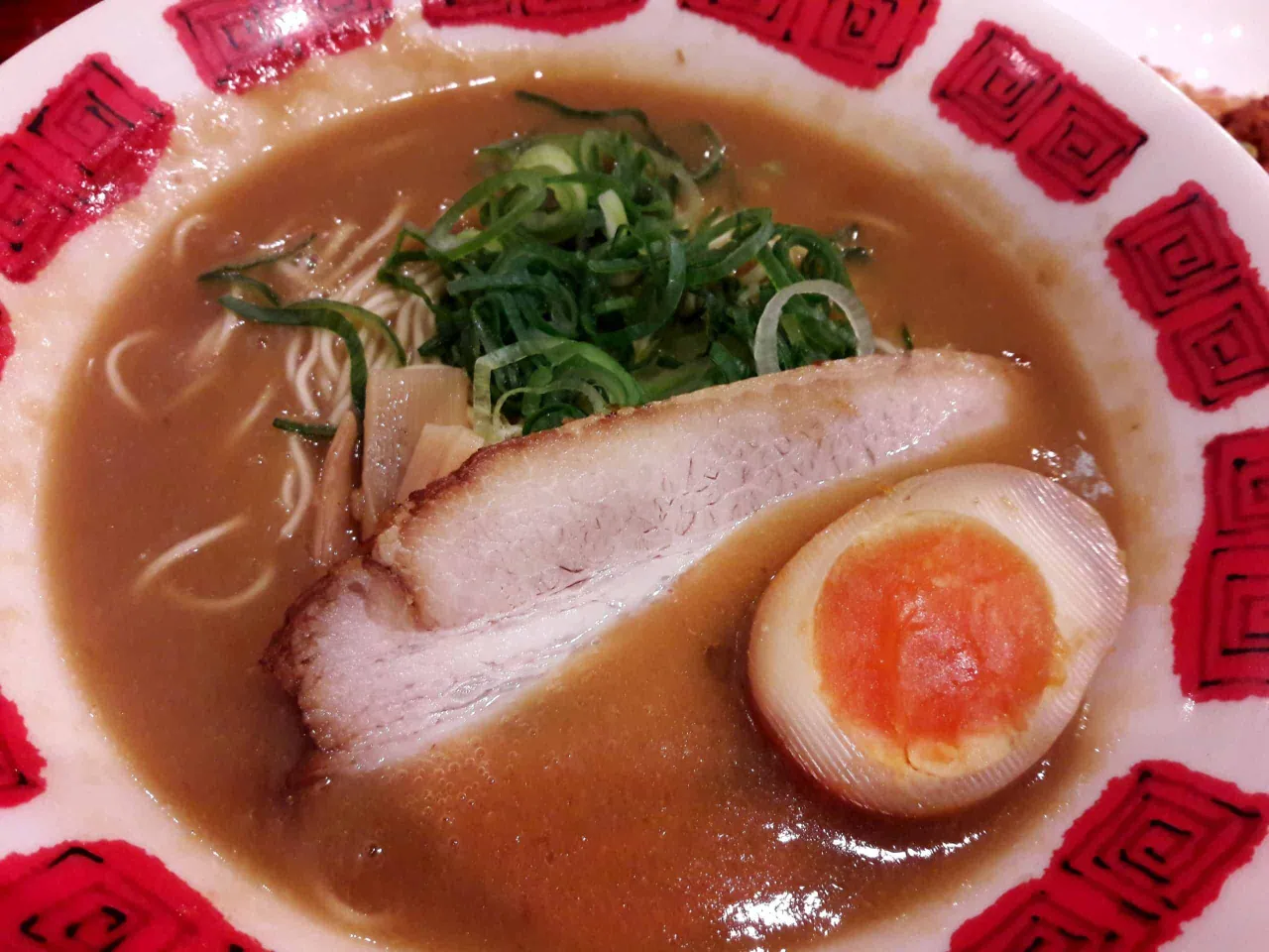 P&oacute;ł jajka na twardo z płynnym ż&oacute;łtkiem, idealne do ramen. Dowiedz się, jak ugotować jajko do ramen, by uzyskać taki efekt.