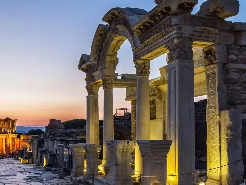 Turecki bazar z ludźmi lub starożytne ruiny w Turcji