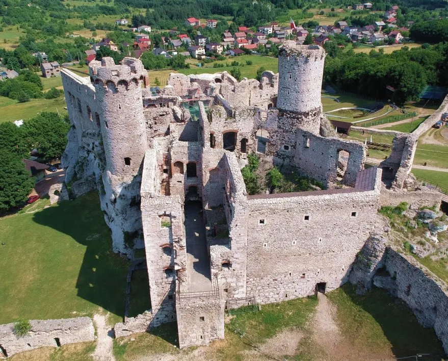 ruiny zamku Ogrodzieniec w Podzamczu z rodziną na pierwszym planie