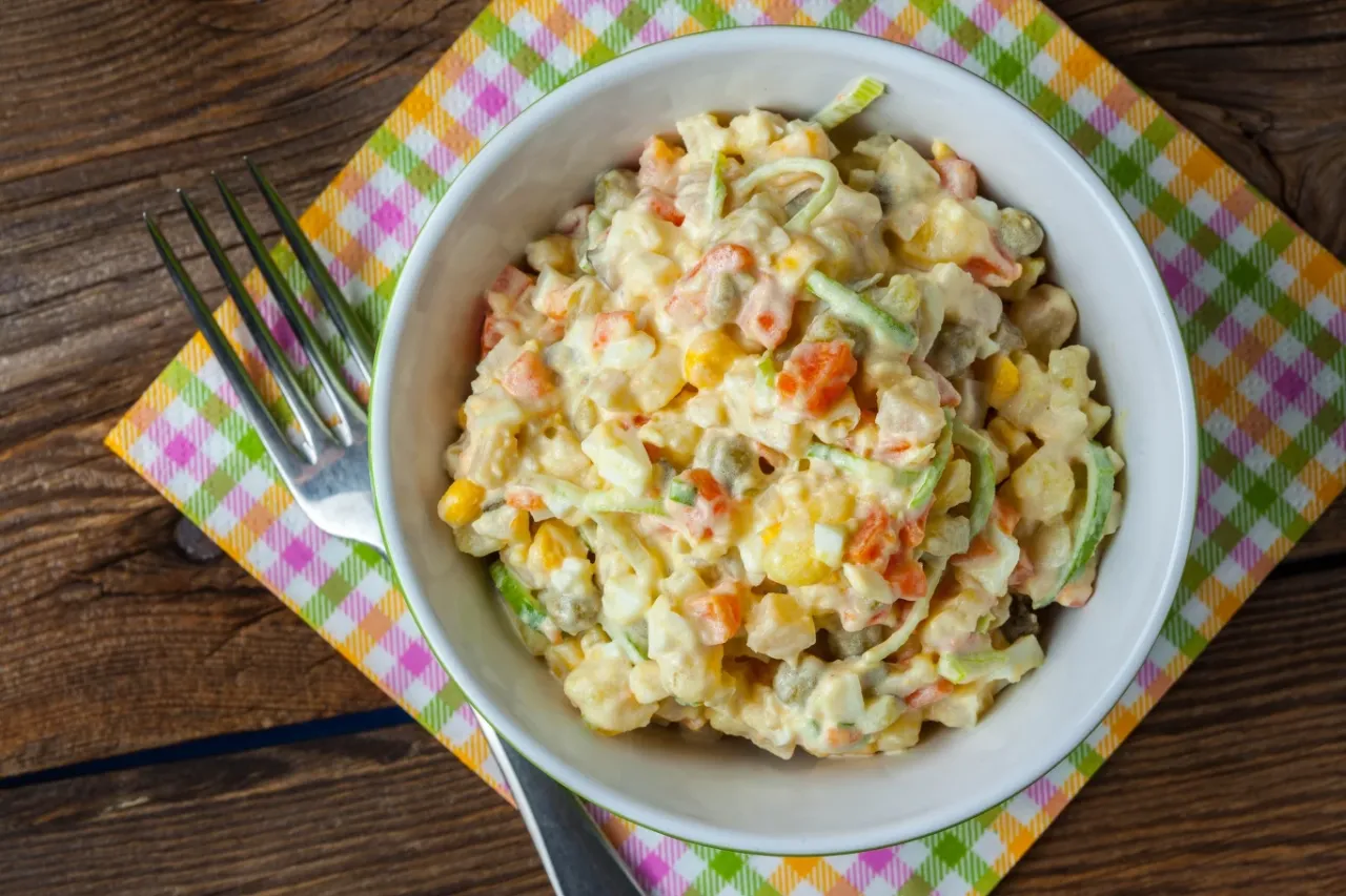 sałatka jarzynowa fit, zdrowe zamienniki majonezu