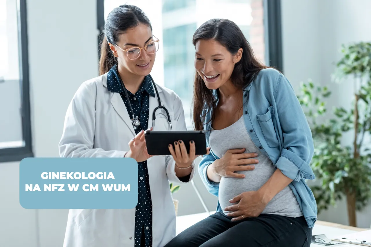 Lekarka pokazuje tablet ciężarnej pacjentce. Czy do ginekologa potrzebne jest skierowanie od lekarza rodzinnego? Dowiedz się więcej.