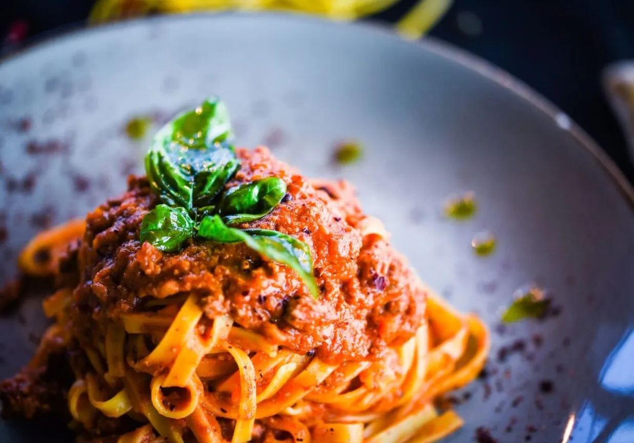 etapy doprawiania sosu bolognese