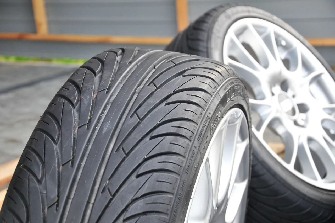 opona z naciągiem na feldze 8.5j