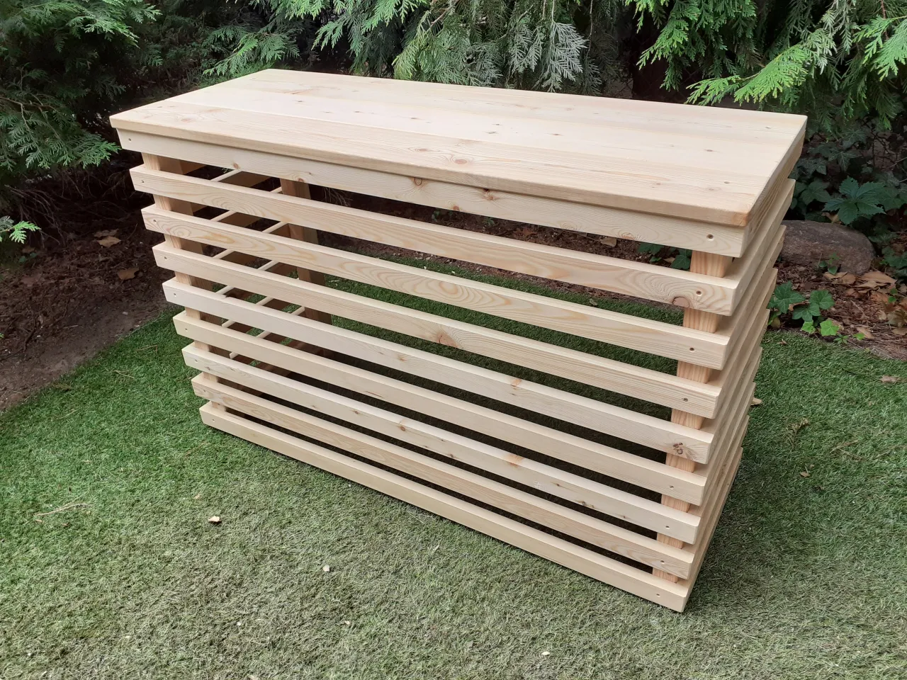 DIY zabudowa klimatyzatora na balkonie z drewna