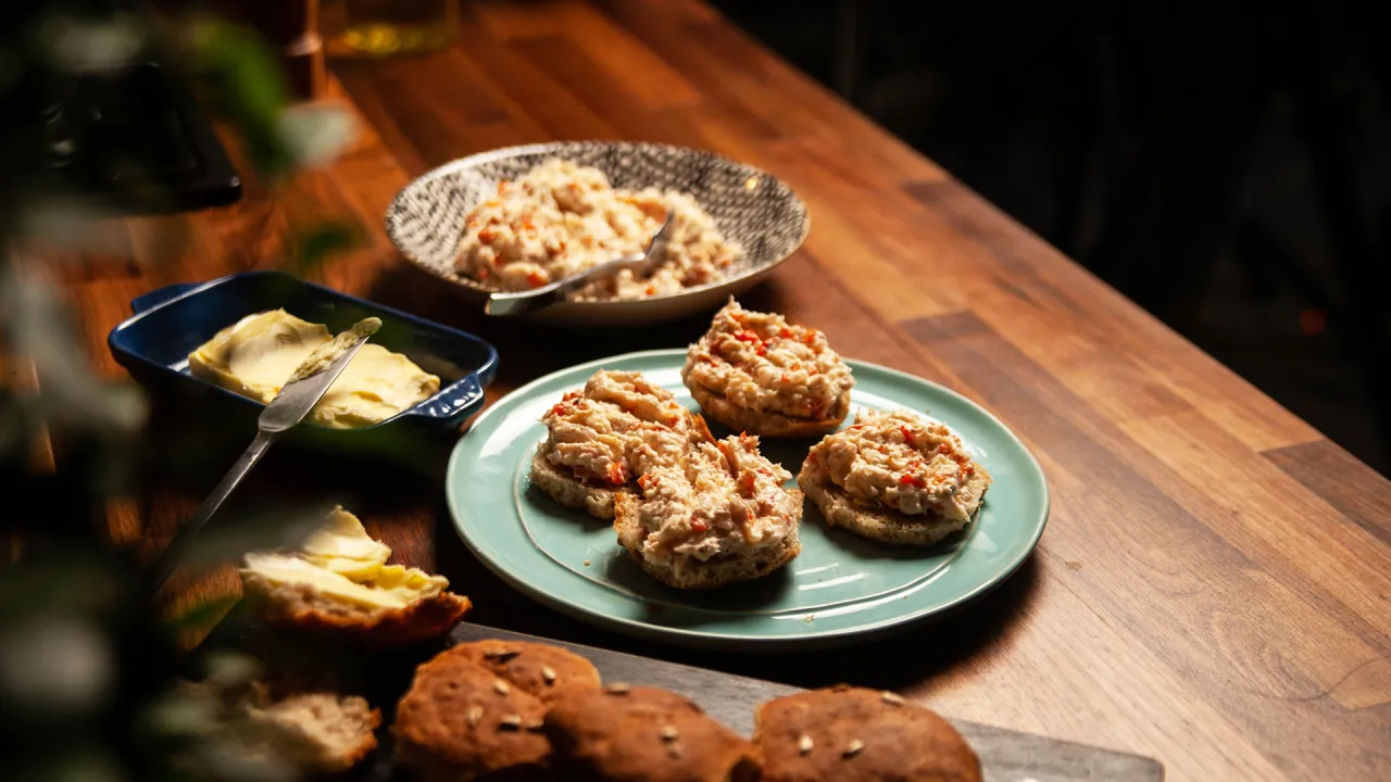 Składniki i narzędzia do domowej bryndzy