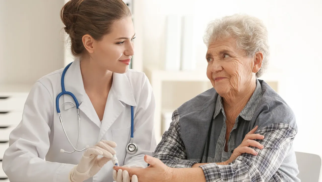 pacjent rozmawia z lekarzem o leczeniu