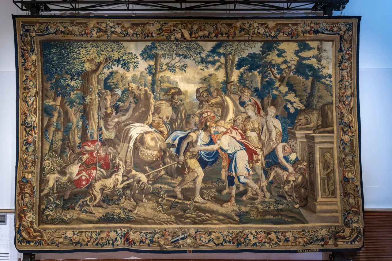 Wspaniały gobelin z sceną polowania, dzieło mistrzów, którzy wytwarzają dekoracyjne tkaniny ścienne.
