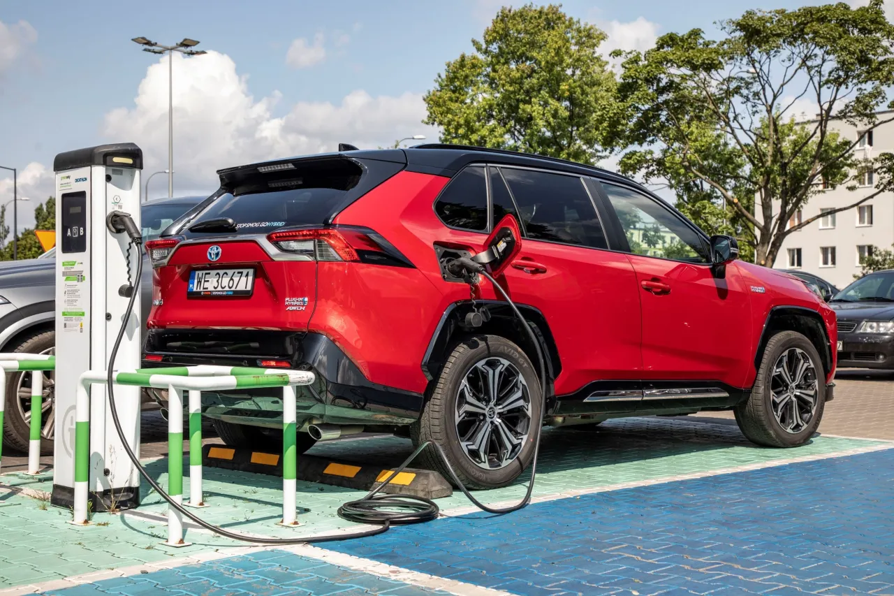 Toyota RAV4 Plug-in Hybrid ładowanie