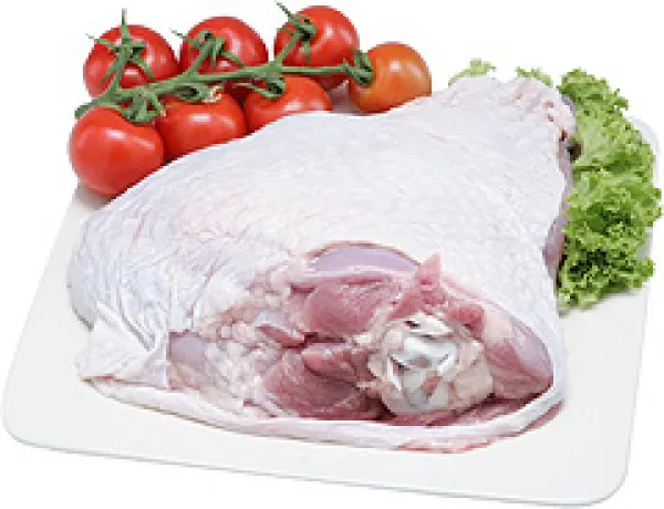 świeży udziec z indyka w sklepie