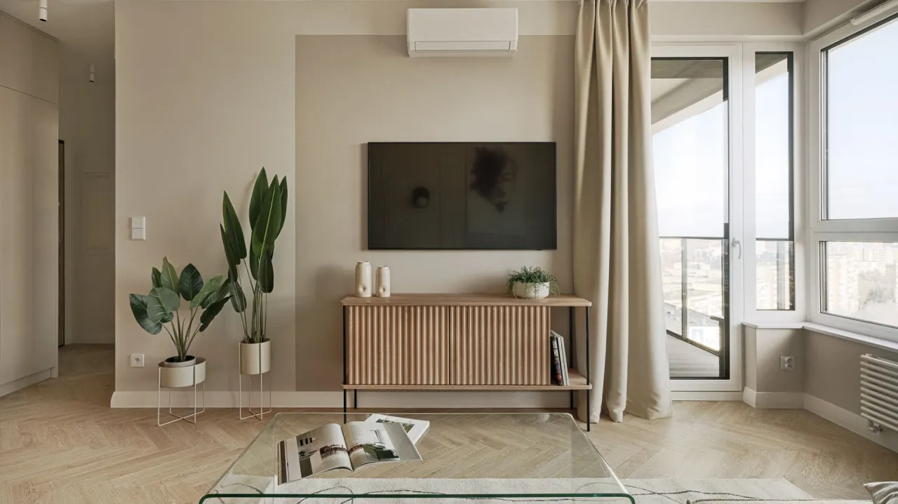 Wnętrze z beżowymi meblami, zróżnicowane oświetlenie