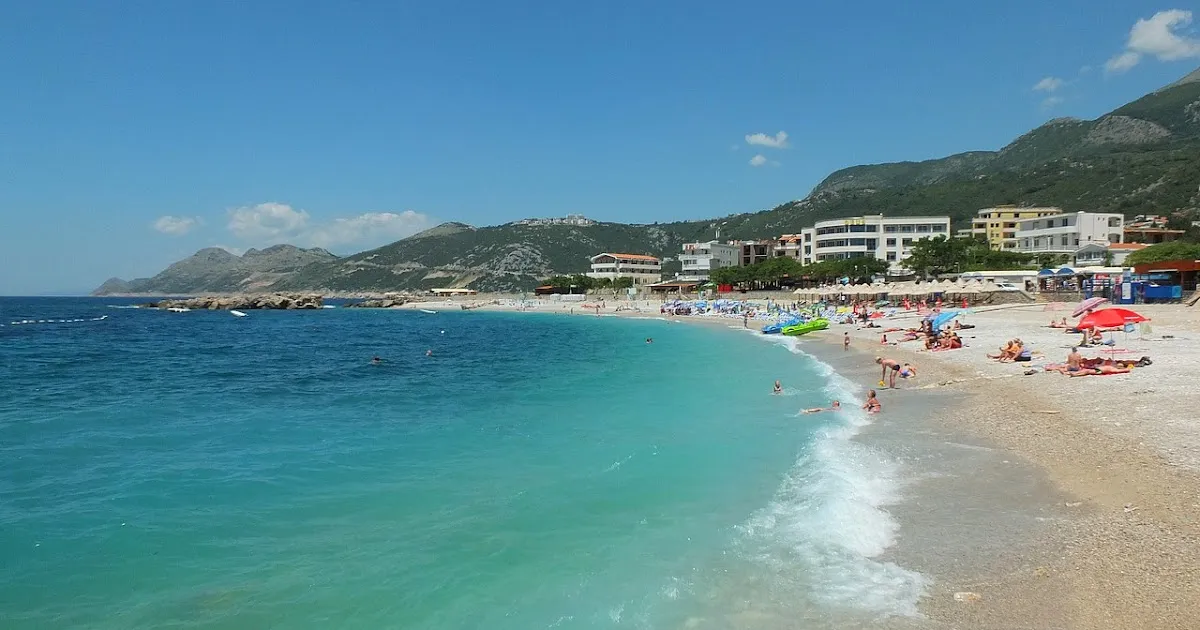 piękna plaża w Dobra Voda Czarnog&oacute;ra