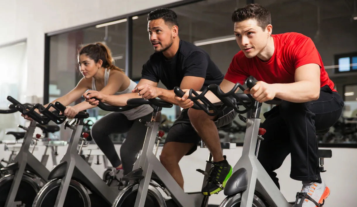 rowerek stacjonarny w domu i buty do biegania