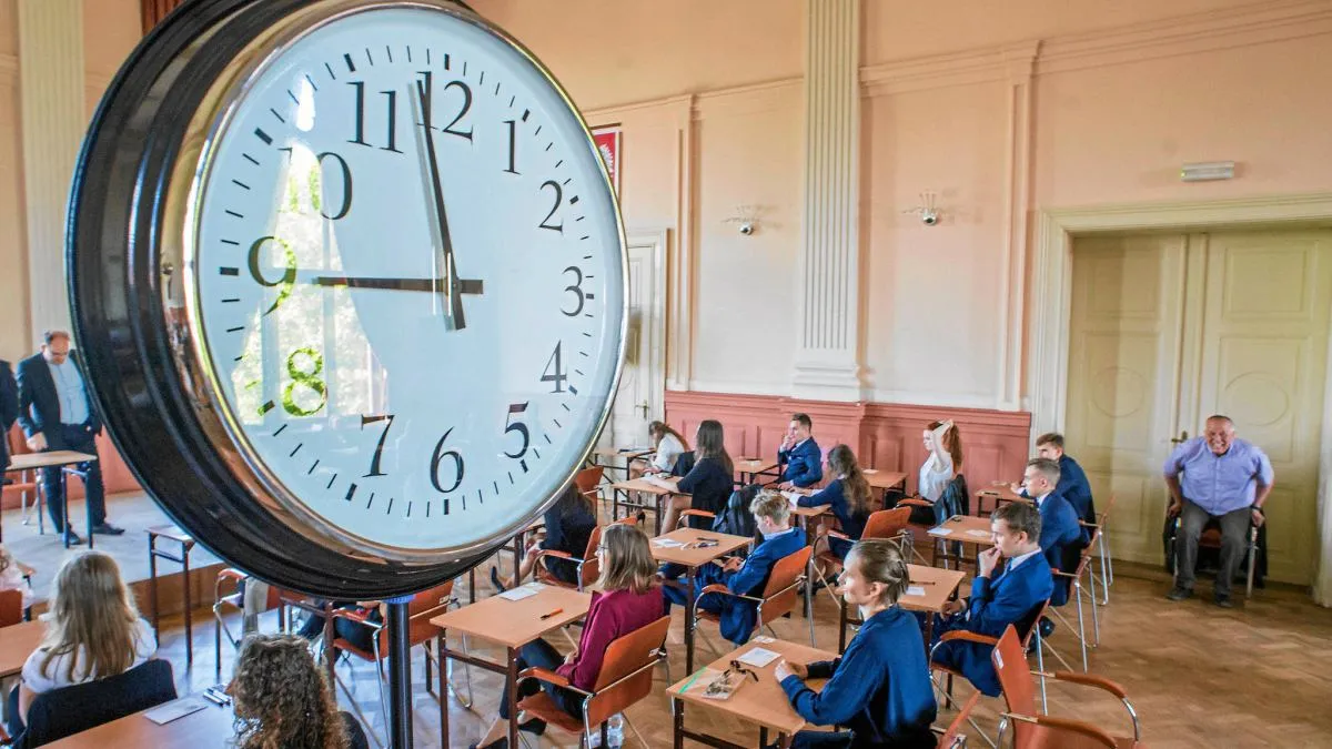 student uczy się zegar matura
