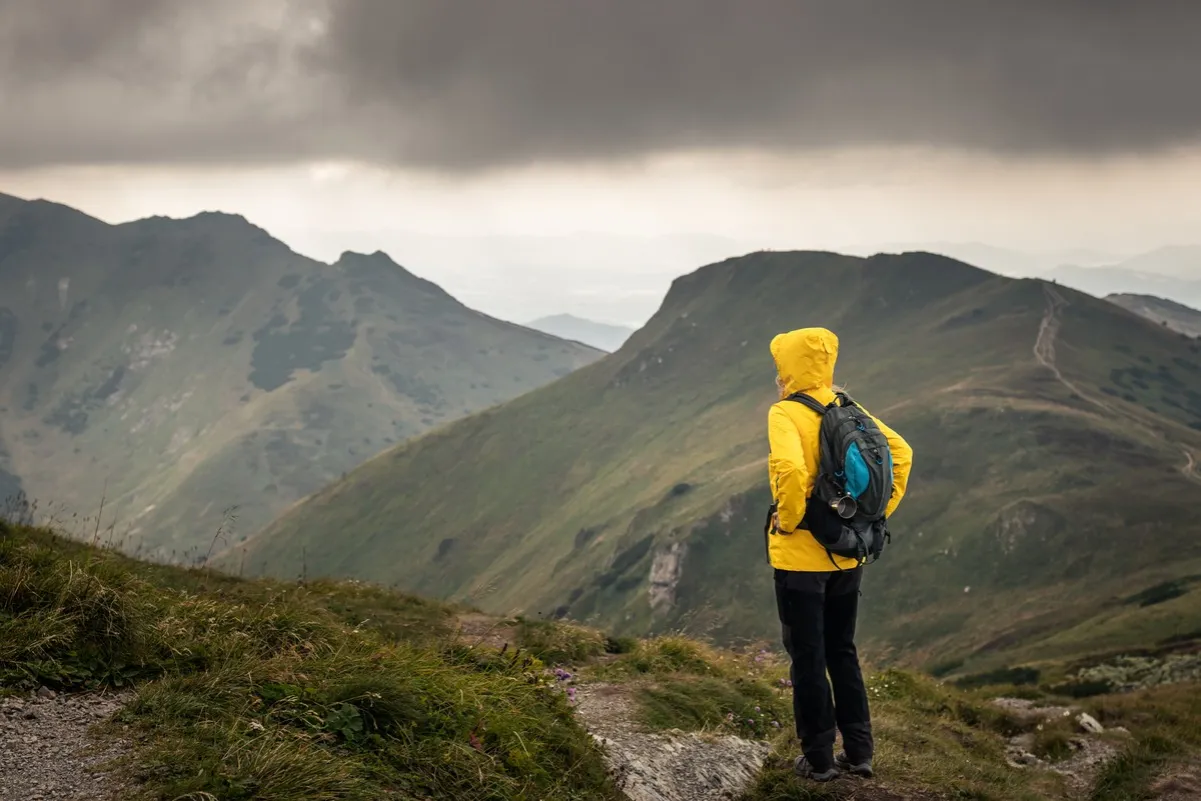 turysta w górach zmieniająca się pogoda
