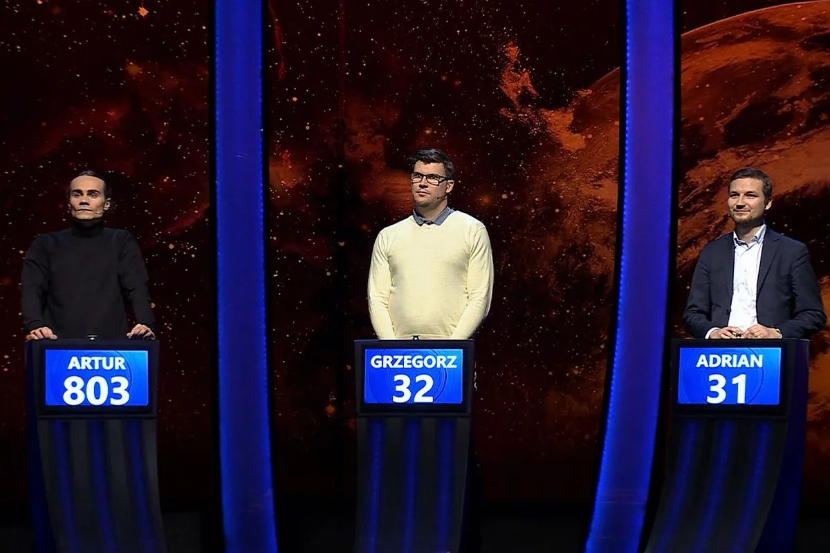 Trzech mężczyzn, Artur, Grzegorz i Adrian, stoi przy swoich podium. To jeden z dziesięciu wielki finał kiedyś.