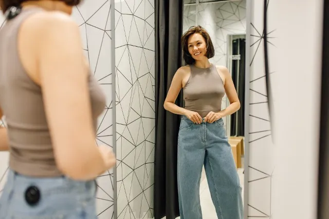 stylizacje jeansy szerokie nogawki vs rurki, spodnie cargo vs cygaretki, modne spodnie