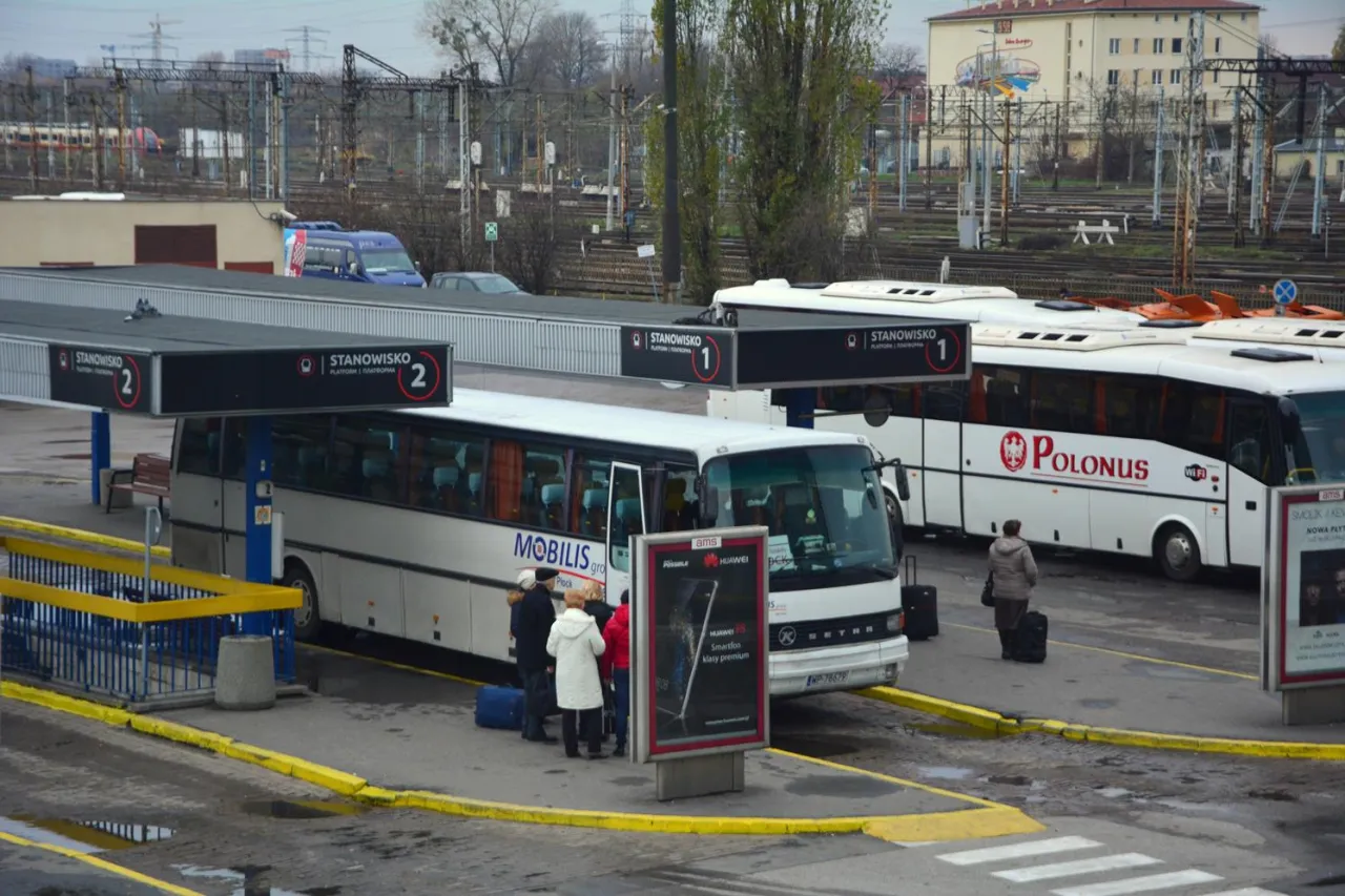 Dworzec PKS Warszawa Zachodnia z autobusami